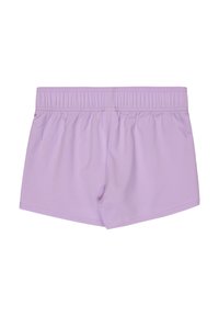 Shorts de bain lilas avec une ceinture élastique, fabriqués en tissu lisse ; présente un design simple et épuré et une longueur mi-cuisse.