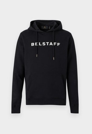 Sort hættetrøje med frontlomme og hvid tekst "BELSTAFF" henover brystet, med en snøre til hætten med metalspidser.