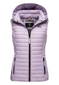 Gilet imbottito viola chiaro con colletto alto, chiusura con zip e due tasche laterali. Presenta dettagli neri e un cappuccio. Etichette visibili all'interno.