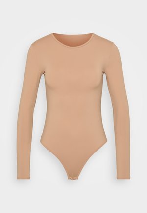 Body a maniche lunghe in colore nudo realizzato in un tessuto liscio e elasticizzato, con scollatura rotonda e design a perizoma per una vestibilità aderente.