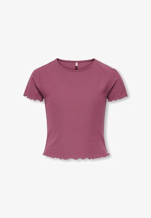 Geribd cropped topje met korte mouwen in stoffig roze kleur met geschulpte randen aan mouwen en zoom tegen een witte achtergrond.