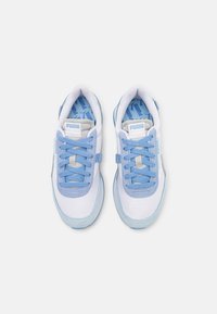 Zapatillas deportivas blancas y azul claro con materiales de malla y ante, punta redonda, tobillos acolchados y lengüetas e interiores con marca.