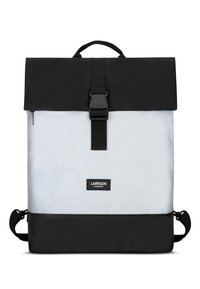 Zaino nero e grigio chiaro con design a roll-top, dotato di una fibbia centrale, spallacci regolabili e una finitura in tessuto texturizzato.