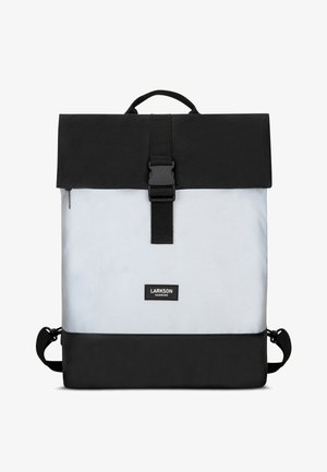 Fekete és világos szürke hátizsák, lecsavarozható felső résszel, középső csattal, állítható pántokkal és texturált szövettel.