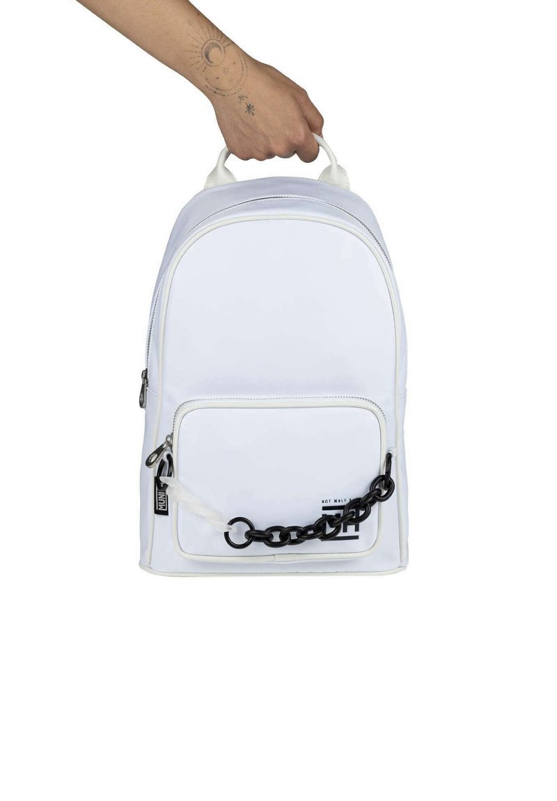 Mochila de nylon blanca con forma redondeada, asa superior, bolsillo frontal con un acento de cadena negra y un diseño minimalista.