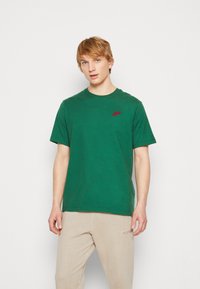 Nike Sportswear CLUB TEE - T-shirt básica - gorge green