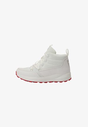 Zapatilla deportiva blanca con un upper de malla texturizada, suela de goma y acentos rojos en la suela exterior. Presenta cordones redondos y un collar almohadillado.