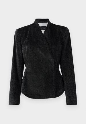 Sort wrap-jacket i tekstureret stof med subtil glans, lange ærmer og en tætsiddende silhuet; ingen synlige lukninger.