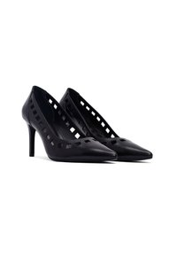 Chaussures à talons hauts noires avec un bout pointu et un design découpé présentant des motifs carrés sur le côté. Fabriquées en cuir lisse.