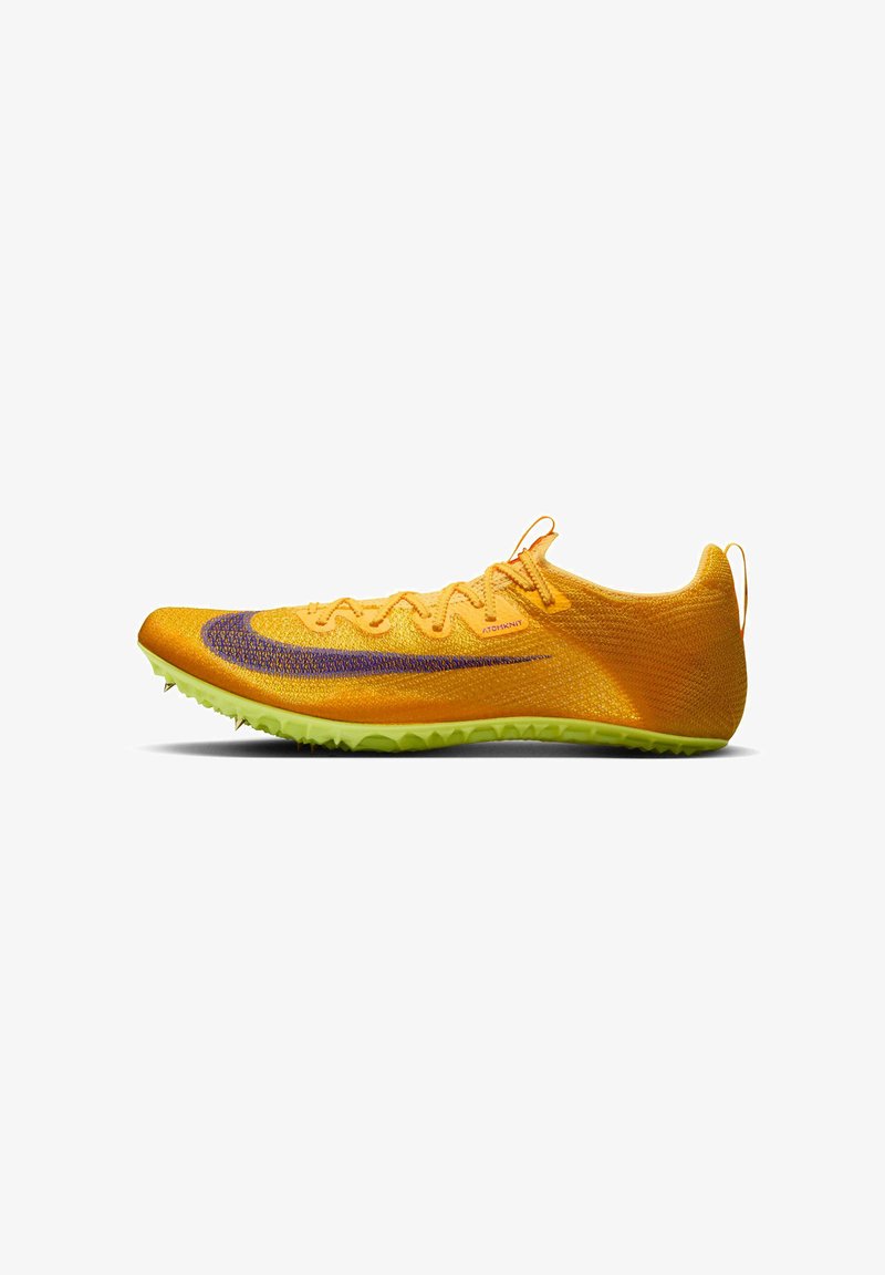 Chaussure de course jaune vif avec une tige texturée, un logo swoosh violet, une semelle extérieure verte et des pointes pour la traction. Conception légère et profilée.