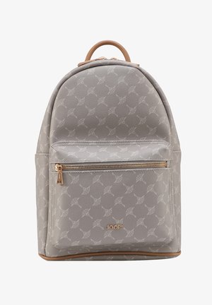 Jasnoszara pleciona plecak z subtelnym wzorem, złotymi akcentami, przednią kieszenią na zamek błyskawiczny, zaokrąglonym kształtem oraz uchwytem na górze. Widoczne logo marki.