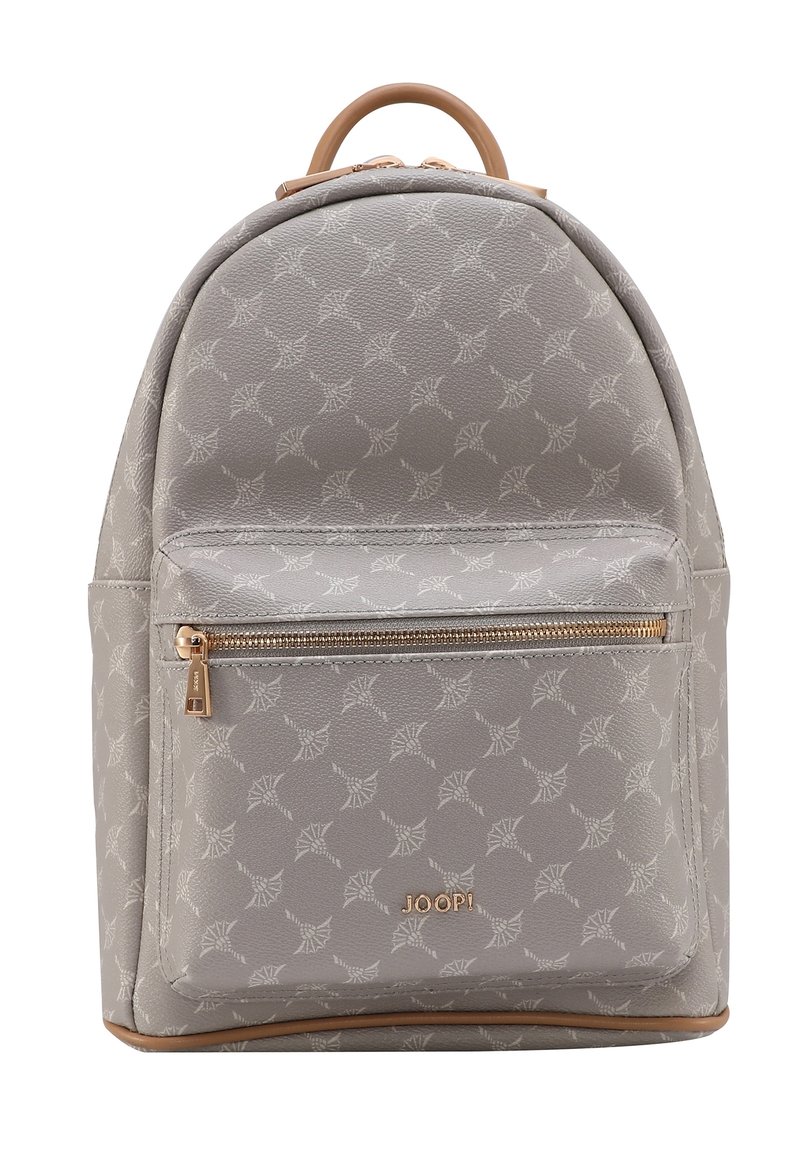 Mochila de imitación cuero gris claro con un patrón sutil, herrajes dorados, bolsillo con cremallera en la parte frontal, diseño redondeado y un asa en la parte superior. Logotipo de la marca visible.