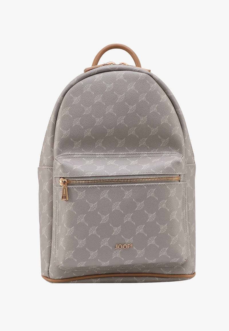 Zaino in ecopelle grigio chiaro con motivo sottile, hardware dorato, tasca frontale con zip, design arrotondato e manico superiore. Logo del marchio visibile.