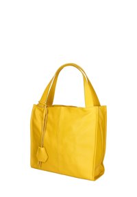 Geel lederen tote bag met twee stevige handvatten, een gestructureerd oppervlak en een hangende hexagonale tag. Ontworpen met verticale naden voor extra stabiliteit.