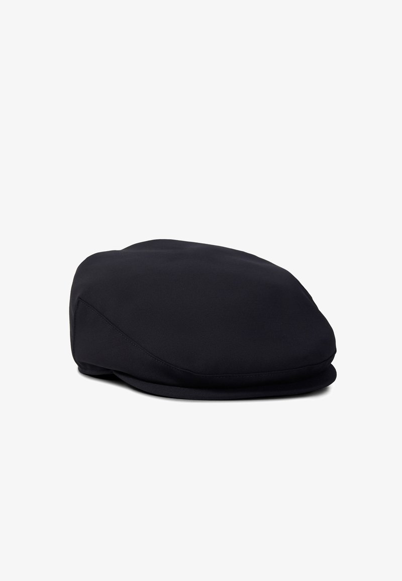 Casquette plate noire avec une calotte lisse et arrondie et une visière courte et rigide, présentée sur un fond blanc.