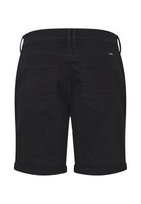 Shorts en denim noir avec un ourlet roulé, dotés de deux poches arrière et d'une taille plate, fabriqués à partir d'un tissu robuste. Design simple, sans embellissements.