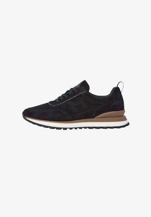 Zapatillas de ante negro con punta redondeada, detalles texturizados, cordones a tono, una entresuela marrón y una suela de goma con un patrón de banda de rodadura.