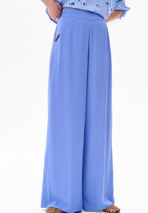 Lichtblauwe wijde broek van soepel stof met een hoge taille en een klein bruin labeldetail aan de zijkant.