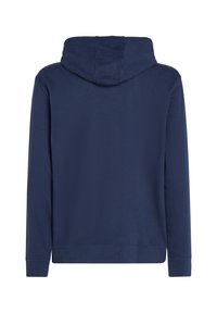 Sweat à capuche bleu marine avec une poche kangourou, en mélange de coton doux, manches longues et capuche avec cordon de serrage. Pas de logo ni de motifs visibles.