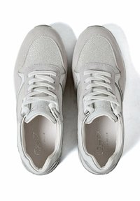 Sneakers grigi con materiali in rete e suede, design con lacci, linguetta imbottita e suola testurizzata. Logo impresso sulla soletta.
