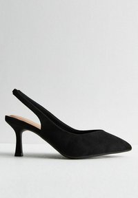 Czarne zamszowe czółenka typu slingback z ostro zakończonym noskiem i smukłym obcasem. Charakteryzują się gładką teksturą i minimalstycznym designem.