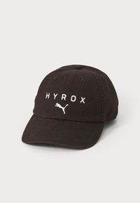 Sort bomulds baseball cap med hvid broderet "HYROX" tekst og Puma-logo. Blød tekstur med buet skygge og justerbar rem.