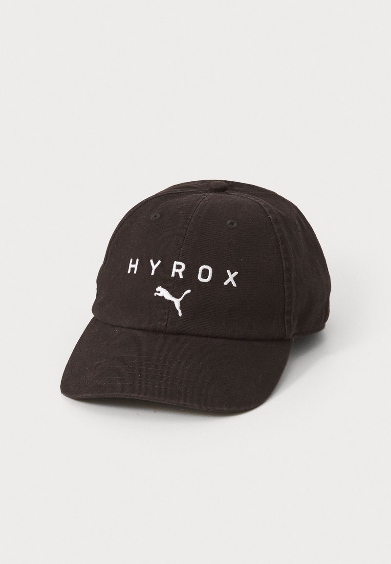 Sort bomulds baseball cap med hvid broderet "HYROX" tekst og Puma-logo. Blød tekstur med buet skygge og justerbar rem.