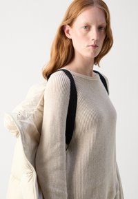Marc O'Polo PUFFER COAT WITH HOOD SIDE SLITS WITH ZIPPER WELT POCKETS BACKPACK BELTS - Dūnu mētelis - stony sand