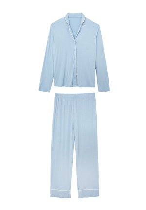 Vaaleansininen pyjamapuku, joka on valmistettu pehmeästä kankaasta. Yläosassa on kauluksellinen napillinen paita, ja alaosana on joustovyötärölliset housut, joissa on valkoinen reunus.