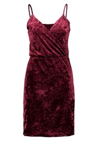 Robe en velours bordeaux avec un design enveloppant, des bretelles spaghetti réglables et une silhouette ajustée, présentant une texture douce et une finition lisse.