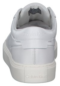 Sneaker in pelle bianca con un design semplice, punta arrotondata, collare imbottito e logo "Calvin Klein" in rilievo sul tallone. Suola piatta.