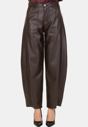 Pantaloni marroni in similpelle a vita alta con gamba larga, tasche frontali e chiusura con bottone, indossati con tacchi neri a punta e top bordeaux.