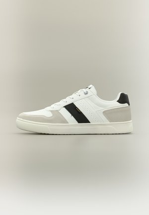 Fehér sportcipő világosszürke velúr díszítéssel, fekete sarokfüllel és fekete átlós csíkkal, melyen arany "Lee" logó látható az oldalon, lapos, fehér talppal.