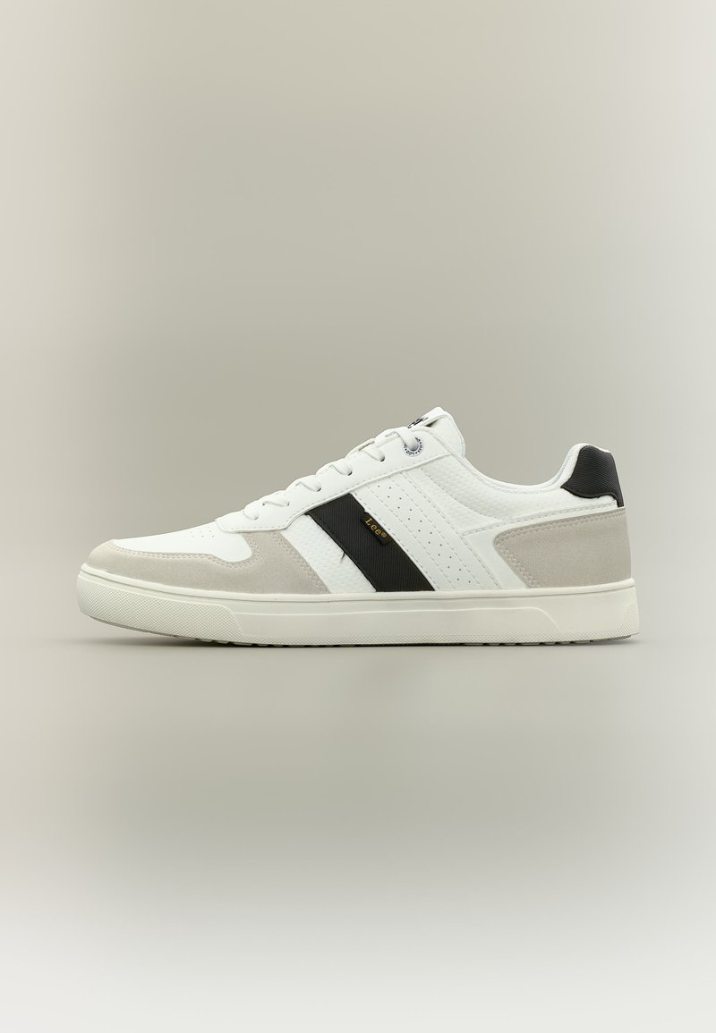 Λευκό αθλητικό παπούτσι με λεπτομέρειες από ανοιχτό γκρι σουέτ, μαύρη λωρίδα στη φτέρνα και μαύρη διαγώνια ρίγα με χρυσό λογότυπο «Lee» στο πλάι, με επίπεδη λευκή σόλα.