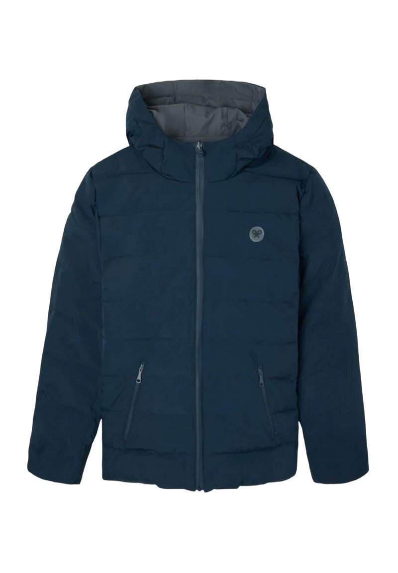 Giacca puffer blu navy, chiusura con zip, cappuccio rimovibile, due tasche laterali, texture trapuntata, logo sul petto. Adatta per il clima freddo.