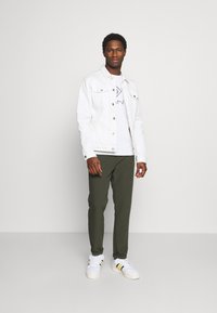 GANT LOCK UP - T-shirt estampada - white