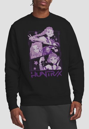 Schwarzer Sweatshirt mit lila Grafik, die drei Comicfiguren und Sterne zeigt, beschriftet mit "HUNTRX." Rundhalsausschnitt und gerippte Bündchen.