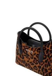 Bolso con estampado de leopardo con asas de cuero negro y un logo dorado. Presenta una textura suave y una forma estructurada, mostrando el espacio interior.