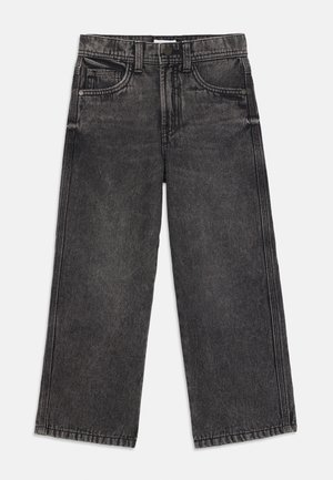 Jeans large gris foncé à taille haute, avec poches avant, fermeture à bouton et coutures visibles le long des coutures.