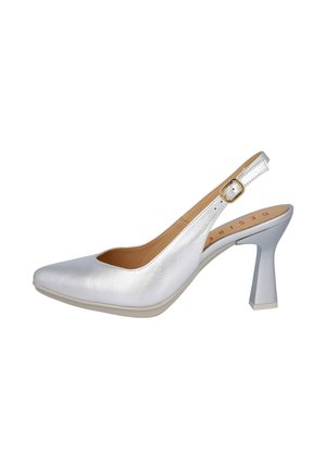 Zapato de tacón alto con tira en el talón plateado, puntera puntiaguda, hebilla dorada ajustable y tacón ancho acampanado.
