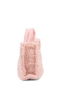 Borsa in fleece rosa con superficie testurizzata, dotata di due manici in suede. Il design ha un aspetto morbido e peloso con angoli inferiori arrotondati.