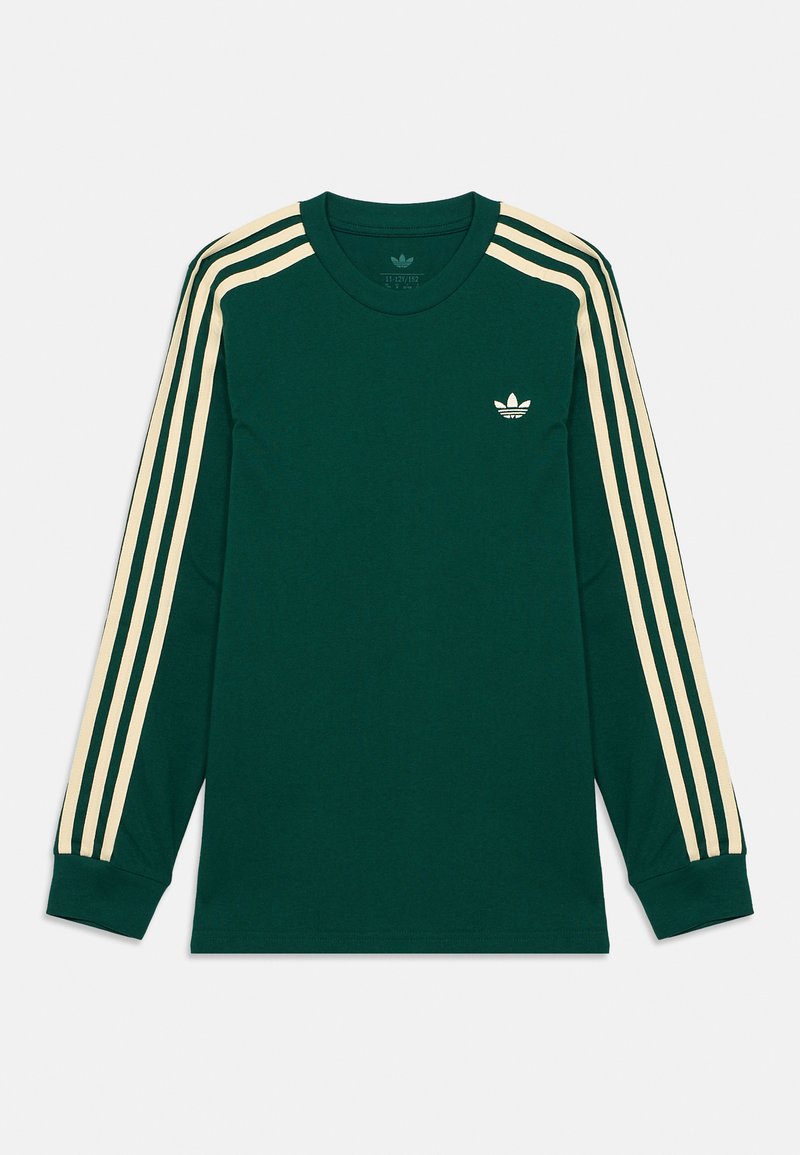T-shirt vert foncé à manches longues avec trois bandes beiges le long des manches et petit logo Adidas sur la poitrine gauche.
