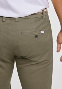 Lindbergh Shorts - dk army