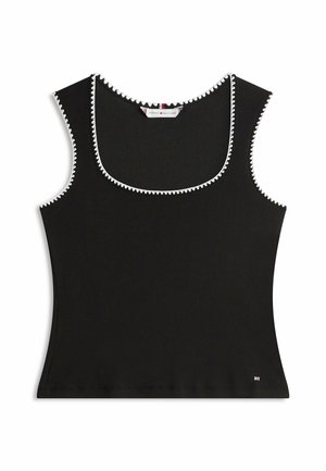 Schwarzes ärmelloses Tanktop mit weißem Zickzackbesatz entlang des Halsausschnitts und der Armlöcher, kleines Tommy Hilfiger-Logo nahe dem unteren Saum.