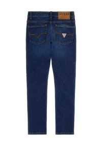 Jeans in denim blu scuro con vita alta, due tasche posteriori con dettagli di cucitura e una patch in pelle tan con logo in vita.
