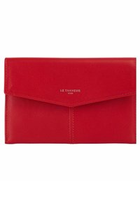Portafoglio in pelle rossa con un cappuccio a forma di busta, caratterizzato da dettagli cuciti e logo impresso. Texture liscia e design elegante.