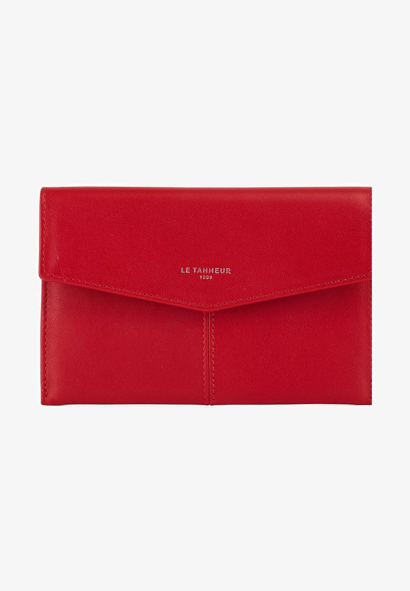 Portafoglio in pelle rossa con un cappuccio a forma di busta, caratterizzato da dettagli cuciti e logo impresso. Texture liscia e design elegante.