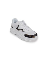 Sneaker bianco con pannello laterale a motivi neri e dorati, suola in gomma testurizzata e chiusura con lacci dotata di collare imbottito per supporto.