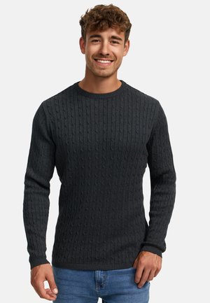 Dunkelgrauer Kabelstrickpullover mit Rundhalsausschnitt und langen Ärmeln, der ein strukturiertes Muster sowie gerippte Bündchen und Saum aufweist.