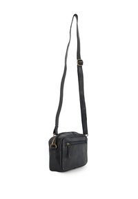 Černá kožená taška přes rameno obdélníkového tvaru, s nastavitelným popruhem, horním zipem a přední kapsou na zip. Hladký povrch a minimalistický design.